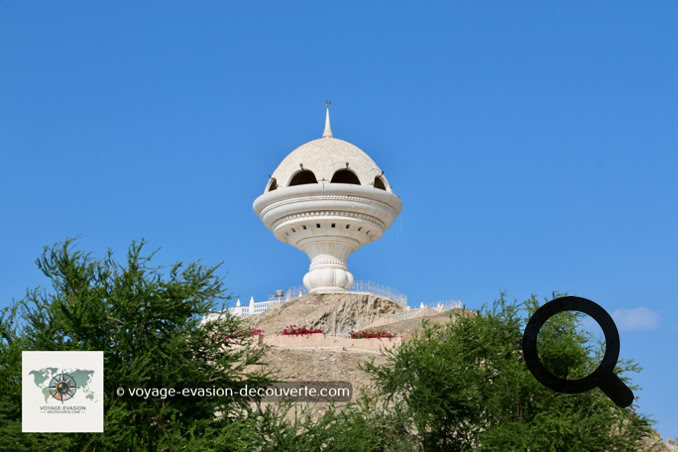 Perché sur sa colline, ce monument emblématique est bien plus qu'une curiosité architecturale. Symbole de fierté et d'hospitalité, il rappelle l'importance de l'encens dans l'histoire omanaise et dans le commerce maritime qui a façonné la région.