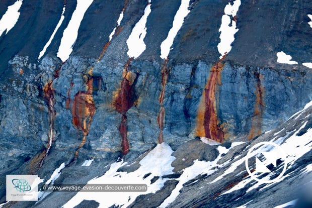 La roche est parfois noire, brune ou beige. Le fer présent dans la roche laisse apercevoir des traces le long des rochers comme des coulures rougeâtres.