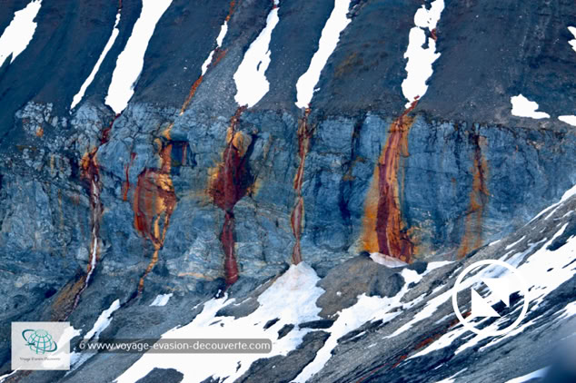 La roche est parfois noire, brune ou beige. Le fer présent dans la roche laisse apercevoir des traces le long des rochers comme des coulures rougeâtres.