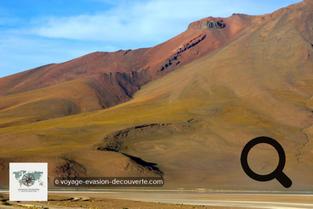 Après le petit déjeuner, nous reprenons la route en direction du Salar alors que défilent sous nos yeux les époustouflants paysages du Sud Lípez. Nous ne nous lassons pas du spectacle que l’on nous offre.  