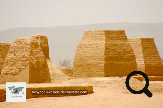 Sur les 132 tombes de ce site, la plupart effondrées, une trentaine ont été rénovées. Les morts étaient enterrés verticalement dans une chambre funéraire ou un tumulus, autour desquels des maçons ont reconstruit des murs de forme pyramidale, d’une superficie de 3 à 3,5 m² au sol et de 3,5 m de côté, sur la hauteur. 