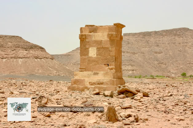 Sur les 132 tombes de ce site, la plupart effondrées, une trentaine ont été rénovées. Les morts étaient enterrés verticalement dans une chambre funéraire ou un tumulus, autour desquels des maçons ont reconstruit des murs de forme pyramidale, d’une superficie de 3 à 3,5 m² au sol et de 3,5 m de côté, sur la hauteur.