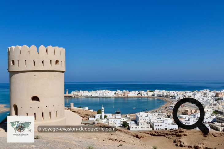 À Sur, impossible de manquer les tours de guet qui veillent fièrement sur la ville et son littoral. Elles sont les témoins silencieux de l'époque où Sur était un port stratégique, incontournable sur les routes commerciales reliant Oman, l'Afrique de l'Est et l'Inde.