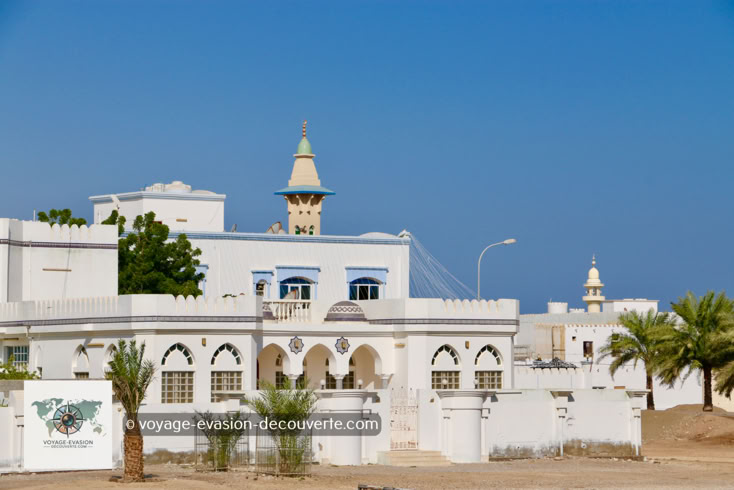 Non loin des chantiers navals se trouve le quartier résidentiel de Makha, un endroit qui mérite vraiment le détour. Ici, le charme opère immédiatement : les rues sont bordées de jolies maisons traditionnelles, construites dans le pur style de l'architecture omanaise.