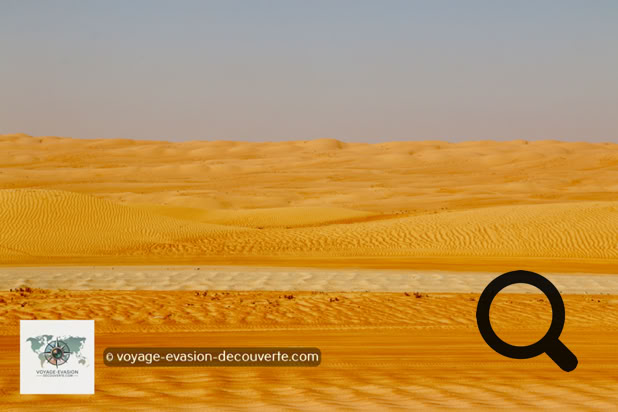Cette immense étendue sableuse couvre environ 12 500 km², s'étirant sur 180 km du nord au sud et 80 km d'est en ouest. Depuis les monts Hajar jusqu'à la mer d'Arabie, les dunes se succèdent à l'infini, formant un paysage spectaculaire parmi les plus beaux déserts de sable au monde.