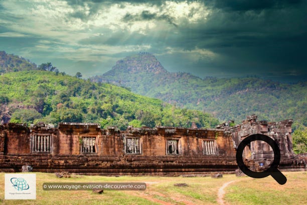 Le site archéologique de Wat Phou, est situé au pied de la colline des monts Pasak, au Sud de Pakés, dans la région de Champassak. Ce site a été occupé successivement par plusieurs temples dès le Ve siècle. Certains auteurs situent à cet endroit la capitale du royaume de Chenla (Tchen-La de Terre) fondée par le roi Shresthavarman à cette époque.