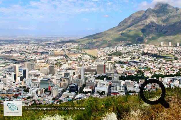 La ville du Cap, fondée en 1652, est considérée comme la cité-mère d'Afrique du Sud. Ville la plus australe du continent africain, elle est établie sur les rives de la baie de la Table et est surmontée par la montagne de la Table coiffée de deux pics nommés Lion's Head et Devil's Peak. La ville a été baptisée en référence au Cap de Bonne-Espérance, découvert par le Royaume du Portugal, situé à plus de 47 kilomètres au Sud de son centre historique. 