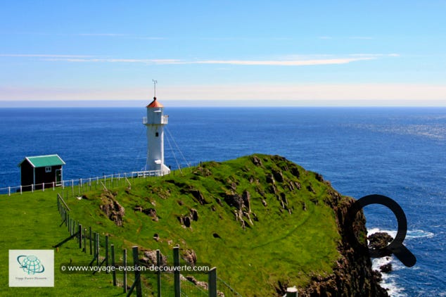 Le paysage est splendide. Cette langue de terre de plus en plus étroite s'avance dans l'océan et finit par une falaise d'une quarantaine de mètres surmontée d'un phare blanc au toit rouge. Le lieu est magique, surtout que nous avions un temps superbe avec un ciel magnifiquement bleu. 