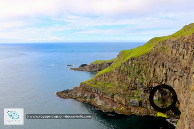 Le paysage est splendide. Cette langue de terre de plus en plus étroite s'avance dans l'océan et finit par une falaise d'une quarantaine de mètres surmontée d'un phare blanc au toit rouge. Le lieu est magique, surtout que nous avions un temps superbe avec un ciel magnifiquement bleu. 