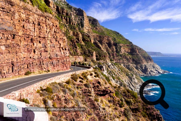 Cette route panoramique en corniche longe la façade atlantique de la montagne entre Hout Bay et Noordhoek. Cette route, classé monument national, fut creusée entre 1915 et 1922, année  de son inauguration par le gouverneur général d'Afrique du Sud. Issu de la volonté de  Sir Frederic de Waal, Administrateur de la province du Cap, de développer le tourisme à la pointe Sud de l'Afrique, elle est alors considérée à l'époque comme un exploit majeur  d'ingénierie.