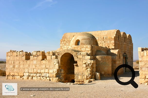 Le deuxième, très célèbre aussi, le château Qusair Amra est plus un petit palais. C’est l'un des exemples les plus remarquables du premier art omeyyade et de l'architecture islamique. Le château, qui aurait été utilisé comme lieu de villégiature par le calife ou par ses princes pour le sport et le plaisir, est couvert de fresques décrivant des scènes de chasse.