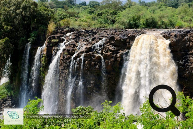 La hauteur des chutes est estimée entre 37 et 45 mètres de haut et l'ensemble des chutes consiste en quatre flux d'eau variant de la largeur d'un ruisseau pendant la saison sèche à plus de 400 mètres de large pendant la saison des pluies.