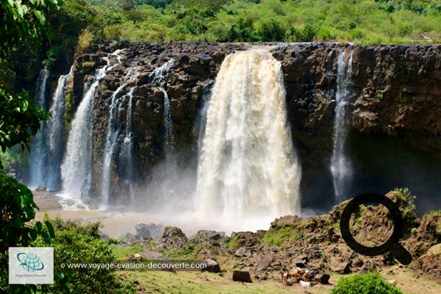 La hauteur des chutes est estimée entre 37 et 45 mètres de haut et l'ensemble des chutes consiste en quatre flux d'eau variant de la largeur d'un ruisseau pendant la saison sèche à plus de 400 mètres de large pendant la saison des pluies.