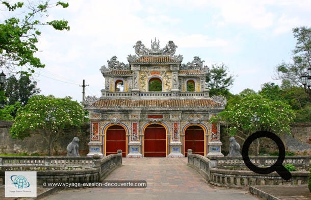 Nous sommes partis commencer  notre exploration à la Citadelle Impériale Kinh Thành. L’entrée Ngo Mon, la porte du Midi,  est l’unique porte d’entrée de l’enceinte impériale. La visite est vraiment très agréable, le lieu  est magnifique et paisible. Vous découvrez au détours d’un jardin, des palais ou des pavillons  superbement sobres ou joliment décorés.  Le mieux est de flâner au grès de vos envies et prendre son temps pour ne rien louper.