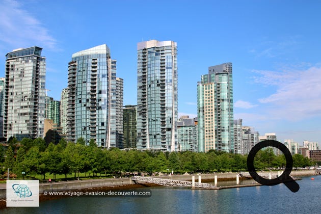 Idéal pour une balade détente au bord de l’eau. Ce quartier relativement nouveau de la ville de Vancouver se trouve à côté du quartier West End au Sud et Stanley Park au Nord. Le quartier se compose de nombreuses tours d'appartements. Coal Harbour abrite l'aérodrome de Vancouver Harbour Water.
