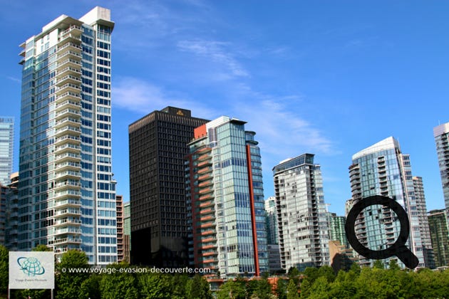 Idéal pour une balade détente au bord de l’eau. Ce quartier relativement nouveau de la ville de Vancouver se trouve à côté du quartier West End au Sud et Stanley Park au Nord. Le quartier se compose de nombreuses tours d'appartements. Coal Harbour abrite l'aérodrome de Vancouver Harbour Water.