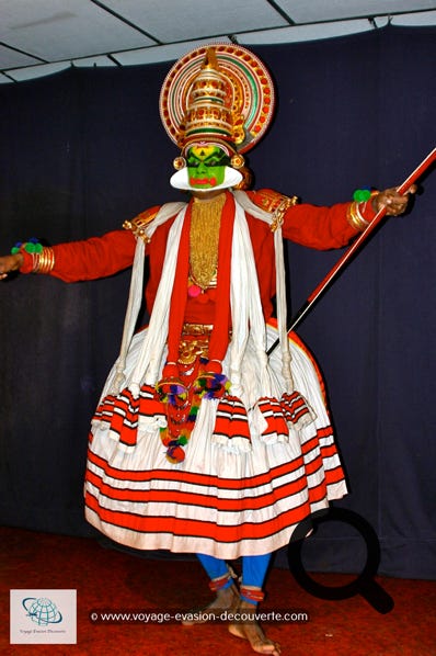 Nous avions réservé un spectacle de danse Kathakali, une performance mêlant danse et théâtre qui fait partie de la tradition du Kerala depuis le 17e siècle. Son atout principal est l'incorporation du théâtre dans toutes ses représentations, où le drame est le protagoniste central. Les costumes et le maquillage de chacun des personnages sont une autre caractéristique fondamentale sachant que les visages de certains interprètes sont entièrement peints. Il leur faut jusqu'à quatre heures pour se maquiller !