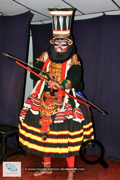 Nous avions réservé un spectacle de danse Kathakali, une performance mêlant danse et théâtre qui fait partie de la tradition du Kerala depuis le 17e siècle. Son atout principal est l'incorporation du théâtre dans toutes ses représentations, où le drame est le protagoniste central. Les costumes et le maquillage de chacun des personnages sont une autre caractéristique fondamentale sachant que les visages de certains interprètes sont entièrement peints. Il leur faut jusqu'à quatre heures pour se maquiller !