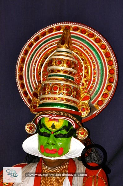 Nous avions réservé un spectacle de danse Kathakali, une performance mêlant danse et théâtre qui fait partie de la tradition du Kerala depuis le 17e siècle. Son atout principal est l'incorporation du théâtre dans toutes ses représentations, où le drame est le protagoniste central. Les costumes et le maquillage de chacun des personnages sont une autre caractéristique fondamentale sachant que les visages de certains interprètes sont entièrement peints. Il leur faut jusqu'à quatre heures pour se maquiller !