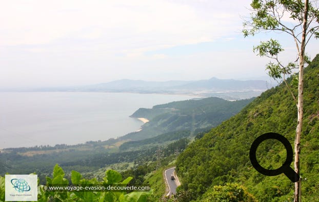 Nous avons mis à peu près 3h en passant par le col de Hải Vân. Après avoir trouvé un  gentil hôtel au bord de la rivière Thu Bồn, nous sommes allés explorer à pieds cette ancienne  ville portuaire qui est un endroit unique au Viêt Nam.  