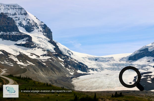 Le Columbia Icefield, d'une superficie d'environ 325 km² et de 100 à 365 mètres d'épaisseur, est un champ de glace qui couvre l'extrémité Nord-Ouest du parc national de Banff et l'extrémité Sud du parc national de Jasper. 