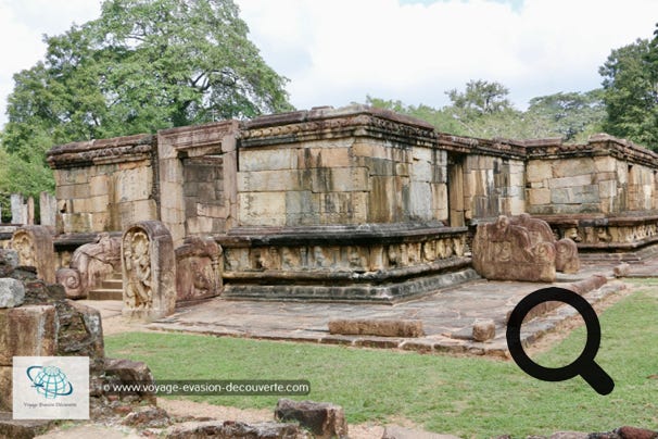 C'est le dernier des trois sanctuaires Dalada construits, par le roi Nissanka Malla au XIIe siècle, pour abriter la relique à Polonnaruwa. Il aurait été construit en à peine 60 heures, soit une journée cinghalaise. À gauche se trouve l'antichambre ou mandapa qui mène à la pièce principale où la Dent aurait été conservée.