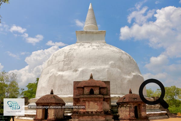 À deux pas du Lankatilaka, ce superbe dagoba au dôme d'un blanc laiteux est le deuxième plus grand du site. Il a été construit par Parakrama Buhu, peut-être pour son épouse.  C'est un des rare à ne pas avoir été restauré, juste un coup de peinture de temps en  temps. 