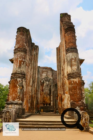 Ce temple date du XIIe siècle et il a été édifié par le roi Parakkrama Nahu puis restauré sous le règne de Vijayabahu IV.  Impressionnante structure où seules les murs de briques et l'arrière du temple sont encore debout. Lankatilaka dont les murs gigantesques de 17 m de hauteur, protégeaient des regards un immense Bouddha, aujourd’hui décapité.  Son dôme s'est effondré et les fresques ont été effacées par les outrages du temps. Les ruines de stûpas entourant le site seraient des cénotaphes royaux.