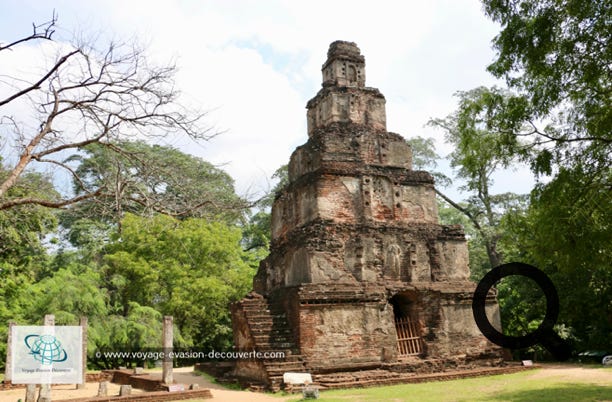Construit au XIIe siècle, ce curieux édifice pyramidal de 7 étages, de section carré et tout en brique, reste encore une énigme, pour les spécialistes. Ils ne comprennent pas l'étroitesse des chambres et sa ressemblance avec l'architecture des temples khmers d'Angkor. 