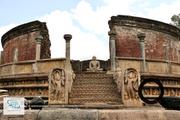 Cet édifice du VIIe siècle est l'un des plus beau du Quadrilatère. Des marches décorées de superbes frises mènent à la plate-forme principale où se trouve, en plein centre, son petit stûpa. Cette chambre aux reliques est l'un des édifices les plus anciens et les plus remarquables de Polonnaruwa. Les pierres de garde sur les côtés des marches sont considérées parmi les plus belles dans leur style dans tout le Sri Lanka. Au pied des marches se trouve aussi une autre caractéristique architecturale cinghalaise, la pierre de lune. Celles-ci ont des décors magnifiques comme des fleurs de lotus, des chevaux, des éléphants et des oies.