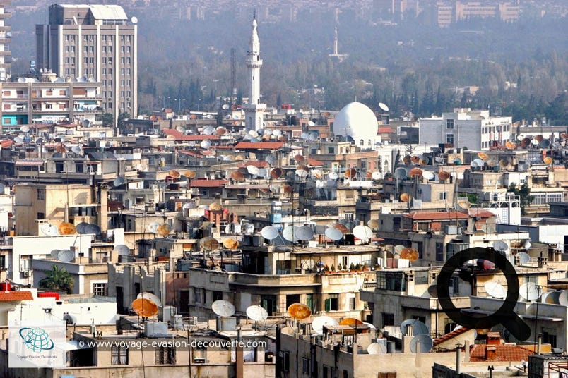 Capitale de la Syrie, elle a plusieurs noms, Al-Cham et Madīnat al-yāsmīn “la ville du Jasmin“. Baignée par son histoire, elle est citée dans la Bible, dans le livre de la Genèse, écrit par Moïse, plusieurs fois dans les Livres des Rois, l’Ancien Testament et aussi des Prophètes, les Livres du judaïsme.  