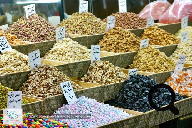 C’est un marché couvert situé à l'entrée de la vieille ville, du côté de la porte Bab al Faraj. Très représentatif de la Damas métropolitaine, il mélange les traditions orientales et l'industrie moderne, notamment grâce à son toit métallique en forme d'arche. Séparés par des colonnes doriques issues de la Damas antique, les échoppes vendent des vêtements pour femmes, de la marqueterie, de la maroquinerie et des gadgets pour touristes. Idéal pour se baigner dans l’ambiance de cette superbe ville.