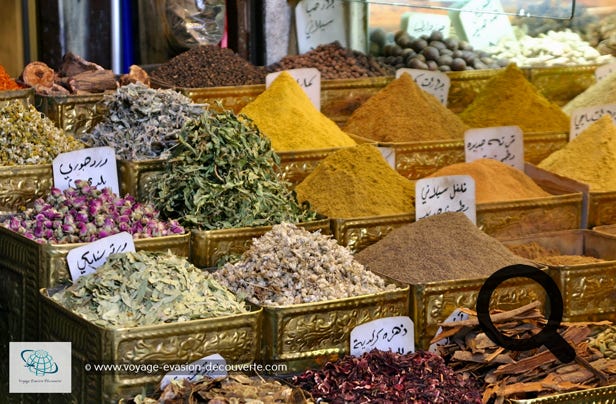 C’est un marché couvert situé à l'entrée de la vieille ville, du côté de la porte Bab al Faraj. Très représentatif de la Damas métropolitaine, il mélange les traditions orientales et l'industrie moderne, notamment grâce à son toit métallique en forme d'arche. Séparés par des colonnes doriques issues de la Damas antique, les échoppes vendent des vêtements pour femmes, de la marqueterie, de la maroquinerie et des gadgets pour touristes. Idéal pour se baigner dans l’ambiance de cette superbe ville.