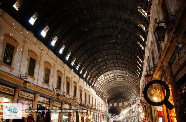 C’est un marché couvert situé à l'entrée de la vieille ville, du côté de la porte Bab al Faraj. Très représentatif de la Damas métropolitaine, il mélange les traditions orientales et l'industrie moderne, notamment grâce à son toit métallique en forme d'arche. Séparés par des colonnes doriques issues de la Damas antique, les échoppes vendent des vêtements pour femmes, de la marqueterie, de la maroquinerie et des gadgets pour touristes. Idéal pour se baigner dans l’ambiance de cette superbe ville.