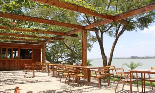 Le Dessert Lodge est un restaurant avec une belle terrasse au bord du lac. Très agréable, l'accueil est  sympa et vous mangerez sous une pergola en bois avec une vue imprenable sur le lac. 