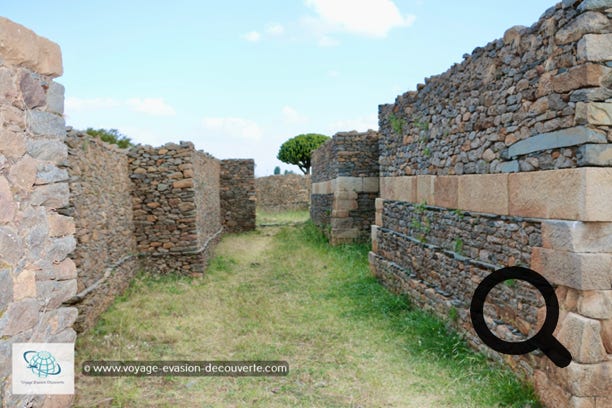 Ce site archéologique se trouve au Sud-Ouest de la ville d'Axum. Ce sont des vestiges du palais du roi Caleb qui datent du VIe siècle. Le site offre une multitude de petites salles qui entourent la partie principale composée de sept pièces et d'un escalier monumental.