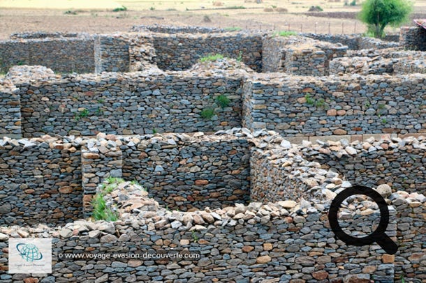 Ce site archéologique se trouve au Sud-Ouest de la ville d'Axum. Ce sont des vestiges du palais du roi Caleb qui datent du VIe siècle. Le site offre une multitude de petites salles qui entourent la partie principale composée de sept pièces et d'un escalier monumental.