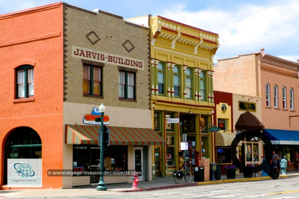 Cette jolie ville se trouve au Sud-Ouest de l'État du Colorado à 1 988 m d'altitude. Cette charmante ville historique et colorée offre de superbes paysages d'une grande diversité ainsi qu’une culture du Far West encore bien vivante.