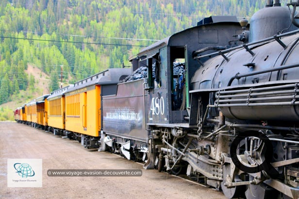 Cette voie de chemin de fer étroite qui court sur 73 km va de Durango à Silverton. C'est un train touristique à vapeur qui a été construite entre 1881 et 1882 par la compagnie de chemin de fer Denver and Rio Grande Western Railroad, pour transporter les minerais d'argent et d'or extraits dans les montagnes de San Juan.