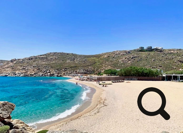 Sympa et conviviale, et loin du tumulte des plages Paradise, elle est au cœur d’une crique isolée et peu fréquentée. Elle se divise en trois parties. L’une en espace publique avec juste du sable doré sous vos pieds. La deuxième partie en plage prrivée avec son propre restaurant à l’ombre des pins. Et la troisième partie sur les rochers où se trouve une plage naturiste.  