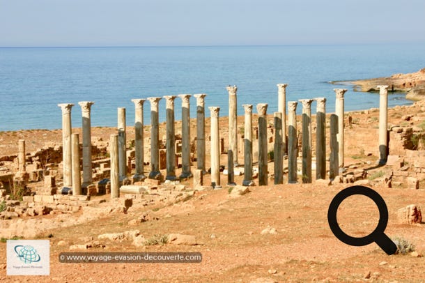 À quelques kilomètres, ce site antique se trouve sur la partie la plus au Nord de la Cyrénaïque, au milieu d'une baie de 40 km de large. Un ancien cordon de dunes solidifiées en grès forme un relief de quelques mètres parallèle au rivage et constitue un support pour les remparts et l'acropole du port. Dans l'antiquité, un second cordon de grès à 350 mètres plus au nord émergeait des eaux par endroits et formait des baies propices à abriter des bateaux.