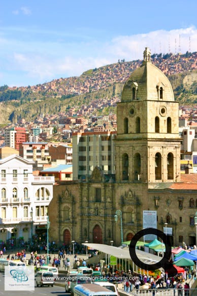 Elle est située dans le centre de la ville de La Paz, sur la place Plaza San Francisco. Les Franciscains fondèrent le couvent de San Francisco, entre 1548 et 1549.  