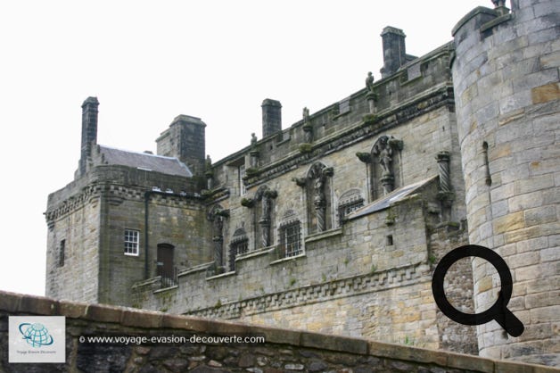 Le château est l'un des plus grands et des plus importants châteaux d'Écosse, et même d'Europe occidentale, tant du point de vue historique qu'architectural. La plupart des bâtiments principaux du château datent des XVe et XVIe siècles, bien que quelques édifices du XIVe siècle aient été conservés. 