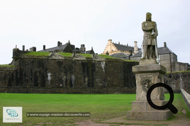 Le château est l'un des plus grands et des plus importants châteaux d'Écosse, et même d'Europe occidentale, tant du point de vue historique qu'architectural. La plupart des bâtiments principaux du château datent des XVe et XVIe siècles, bien que quelques édifices du XIVe siècle aient été conservés. 