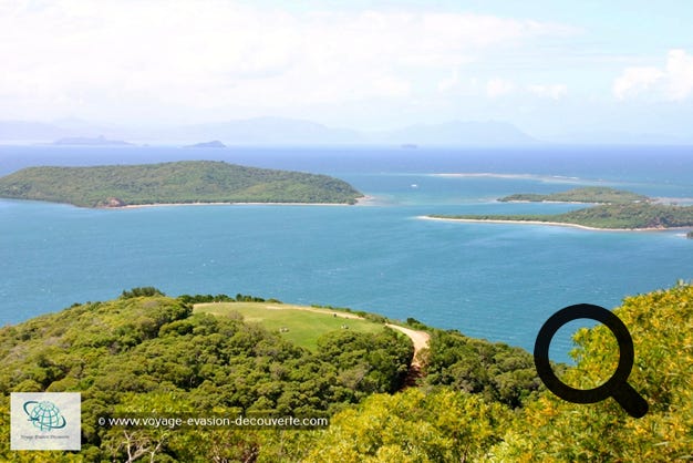 Il faut aussi monter sur la colline Ouen Toro pour admirer La grande Terre. Située à l'extrême Sud de la péninsule de Nouméa. Elle culmine à 128 mètres et s'étend sur 63 hectares. Sur son domaine s'étend un parc naturel, le "Parc municipal du Ouen Toro - Albert Etuvé et Lucien Audet“.