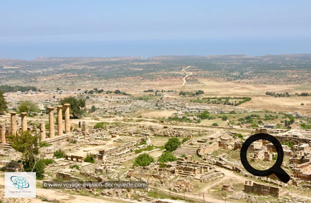 Elle a été fondée par des Grecs venus de Théra1 (Santorin) sur les conseils de l'oracle de Delphes. Elle était la plus ancienne et la plus importante des cinq colonies grecques de la région, où étaient déjà établis les Libyens anciens. Elle a donné le nom de Cyrénaïque à sa région, qu'elle a souvent dominé entre le VIIe siècle av. J.C. et le Ve siècle apr. J.C..