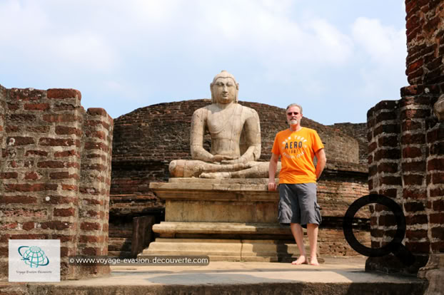 Cet édifice du VIIe siècle est l'un des plus beau du Quadrilatère. Des marches décorées de superbes frises mènent à la plate-forme principale où se trouve, en plein centre, son petit stûpa. Cette chambre aux reliques est l'un des édifices les plus anciens et les plus remarquables de Polonnaruwa. Les pierres de garde sur les côtés des marches sont considérées parmi les plus belles dans leur style dans tout le Sri Lanka. Au pied des marches se trouve aussi une autre caractéristique architecturale cinghalaise, la pierre de lune. Celles-ci ont des décors magnifiques comme des fleurs de lotus, des chevaux, des éléphants et des oies.