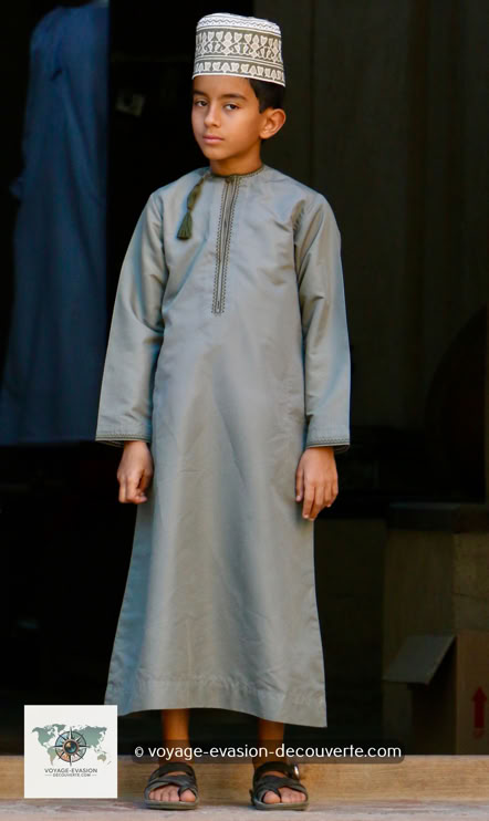 Même les enfants bédouins participent à la scène, vêtus eux aussi de leur petite dishdasha et coiffés de la traditionnelle kumma brodée.