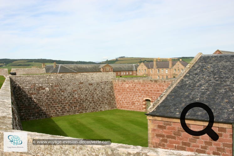 C’est une grande forteresse du XVIIIe siècle et a été construite pour contrôler les Highlands écossais au lendemain de la montée jacobite de 1745. La fortification est basée sur une conception en étoile et reste pratiquement inchangé jusqu’à nos jours. 
