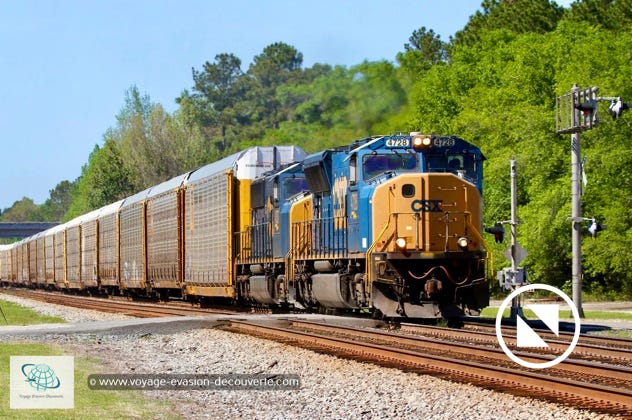 C’est une plateforme d’observation de train avec plus d’une soixantaine de trains qui passent dans la journée venant ou allant en Floride. Ce ne sont pas des trains comme les autres. Aux États Unis, les trains sont tellement long qu’il faut plusieurs dizaines de minutes pour les voir passer.
